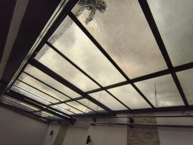 Detalle de marquesina en policarbonato con perfiles negros — Bogotá