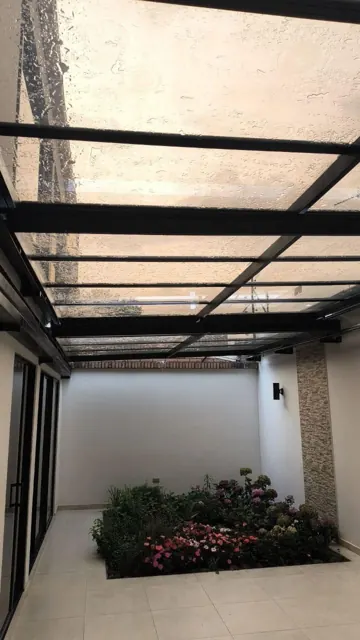 Marquesina en policarbonato para patio interior — Bogotá