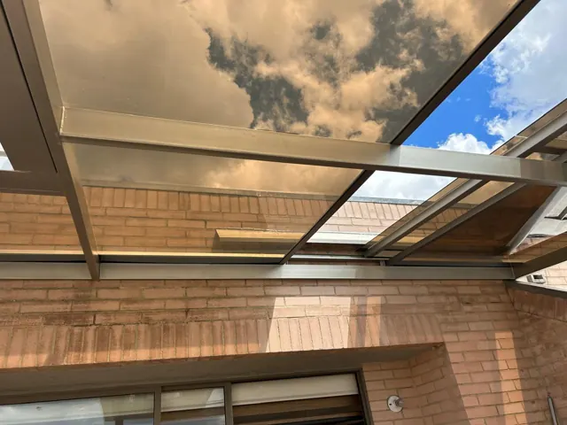 Cubierta en policarbonato con estructura metálica en terraza — Bogotá