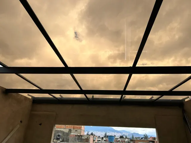 Marquesina en policarbonato y perfilería negra — Bogotá