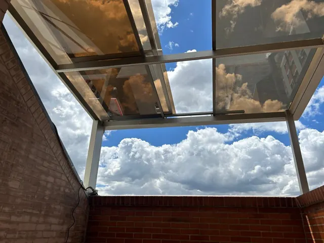 Cubierta en policarbonato con vista al cielo de Bogotá — Bogotá