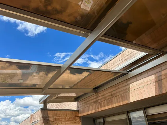 Marquesina en policarbonato con estructura blanca — Bogotá