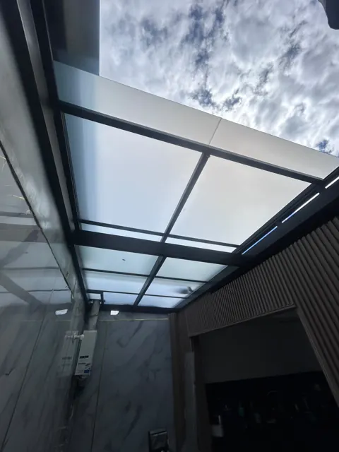 Marquesina en vidrio y policarbonato sobre terraza — Bogotá