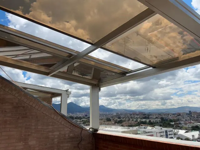 Marquesina en policarbonato transparente para terraza — Bogotá
