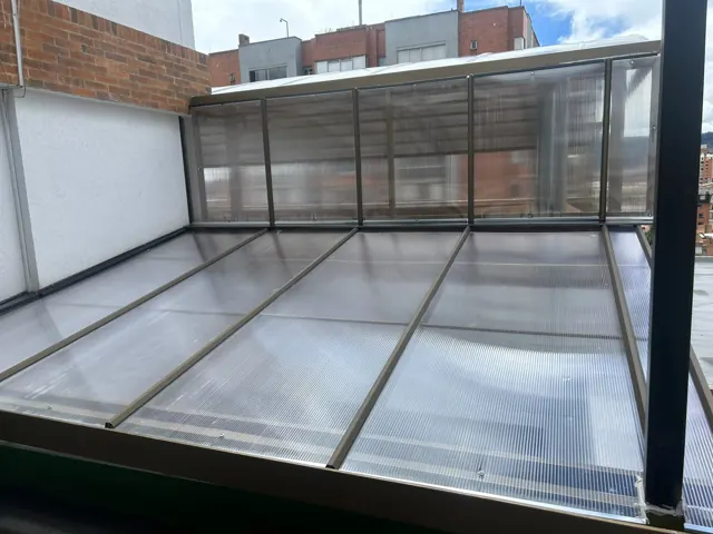 Cubierta en policarbonato sobre terraza de edificio — Bogotá