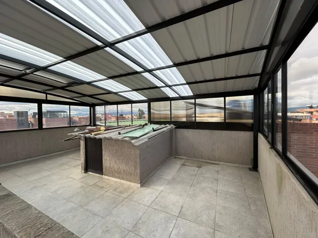 Cubierta en policarbonato sobre terraza con barra en obra — Bogotá