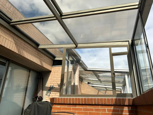 Cerramiento de terraza en vidrio con estructura metálica — Bogotá