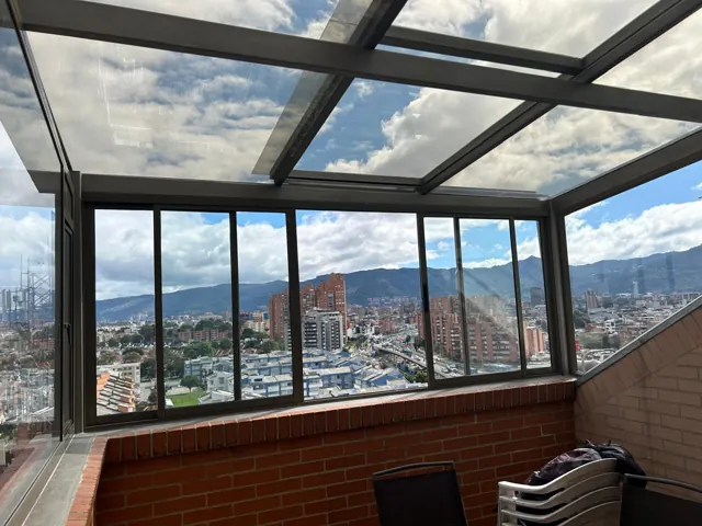 Cerramiento en vidrio con vista a la ciudad — Bogotá
