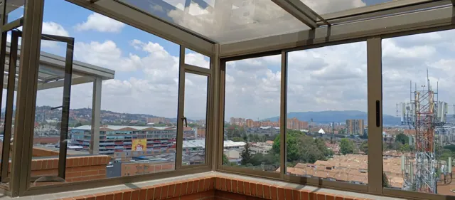 Marquesina en policarbonato sobre terraza en último piso — Bogotá