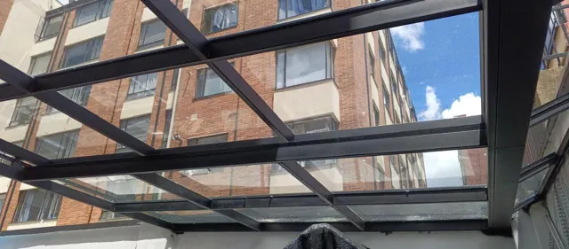 Marquesina en policarbonato entre edificios — Bogotá