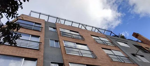 Marquesina en policarbonato bronce para terraza — Bogotá