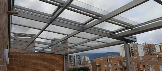 Cubierta en policarbonato y perfiles negros en terraza — Bogotá