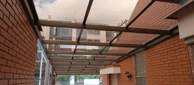 Marquesina en policarbonato alveolar con estructura negra — Bogotá