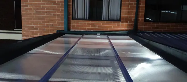 Cubierta en policarbonato en pasillo exterior — Bogotá