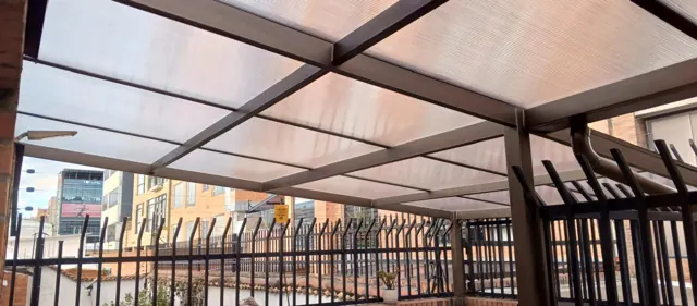 Cubierta en policarbonato de gran área en terraza — Bogotá