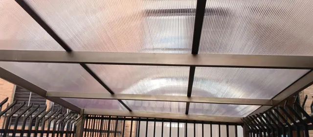 Cubierta en policarbonato opal con estructura metálica — Bogotá