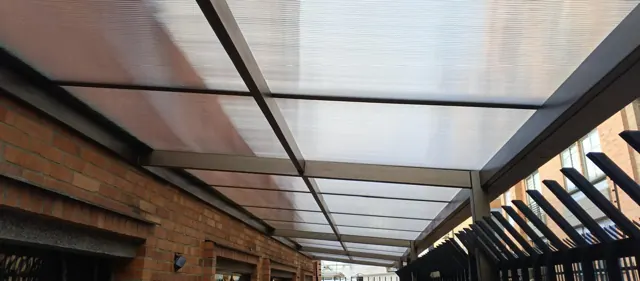 Cubierta en policarbonato sobre corredor con reja — Bogotá