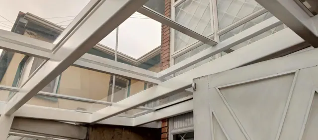 Cubierta en policarbonato sobre terraza y patio — Bogotá
