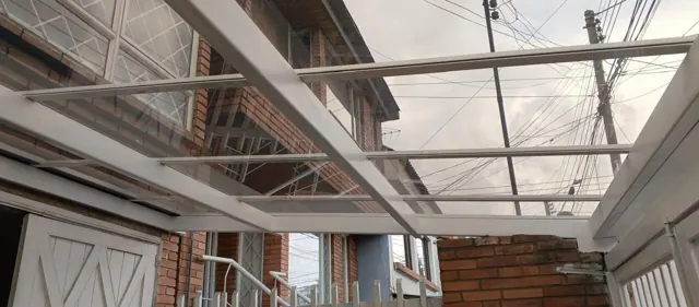 Cubierta en policarbonato en corredor exterior — Bogotá