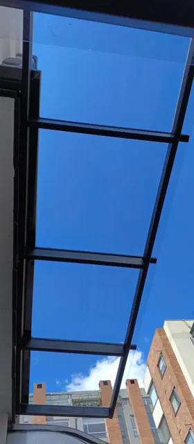 Fachada en vidrio con estructura metálica — Bogotá