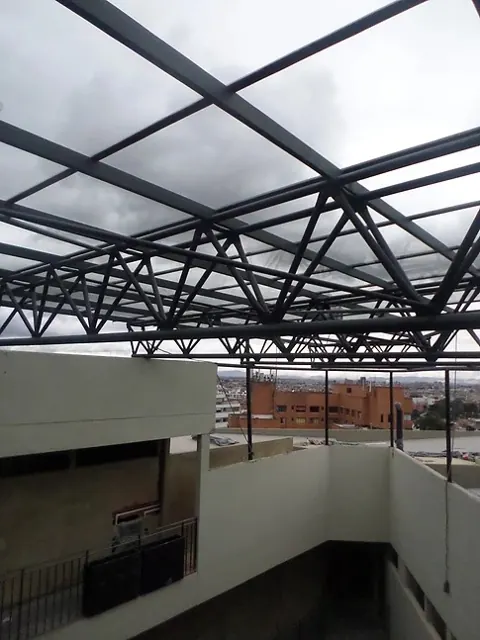 Cubierta en policarbonato sobre entrada de edificio — Bogotá