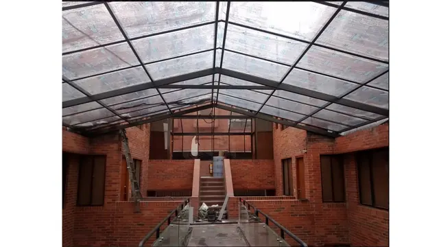 Cubierta curva en policarbonato con estructura en acero — Bogotá