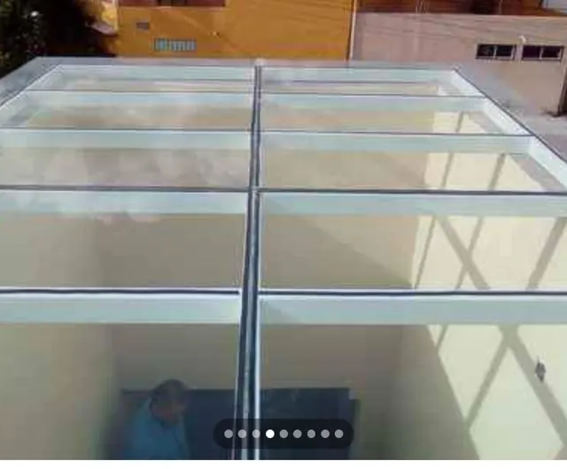 Cubierta en policarbonato con perfilería metálica y vista interior — Bogotá