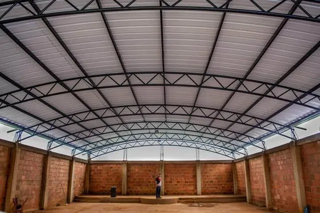 Cubierta curva en policarbonato para gran área comercial — Bogotá