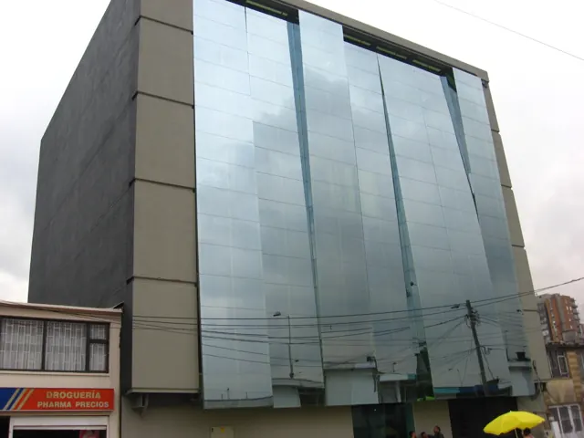 Fachada en vidrio y aluminio de edificio comercial — Bogotá