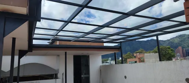 Cubierta en policarbonato sobre terraza en último piso — Bogotá