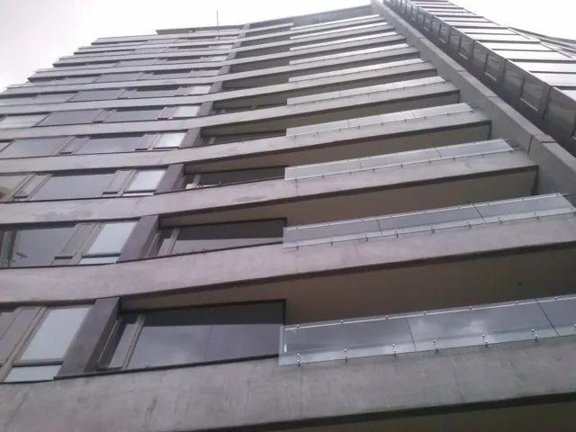 Fachada de edificio con estructura metálica — Bogotá