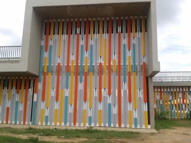 Fachada en aluminio de colores para edificio — Bogotá