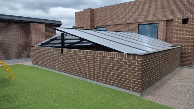 Cubierta en policarbonato sobre terraza con jardín — Bogotá