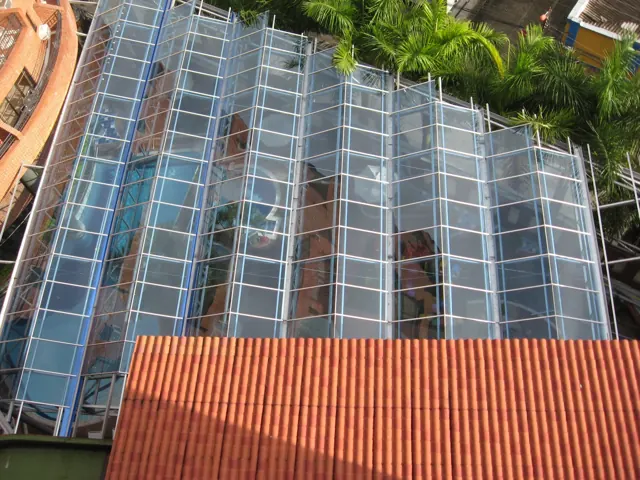 Cubierta en vidrio y policarbonato sobre fachada — Bogotá