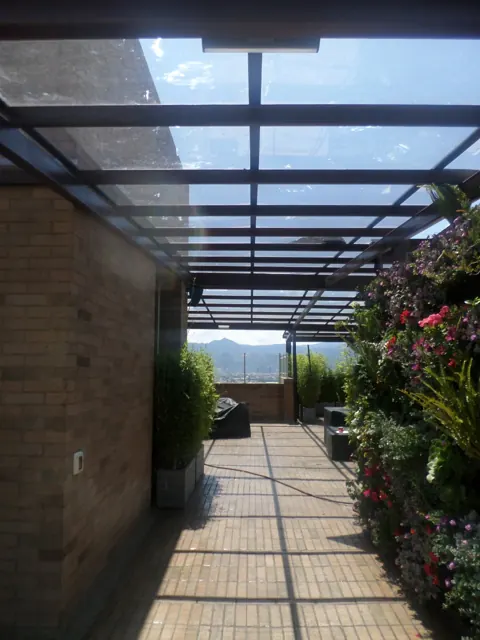 Cubierta en policarbonato sobre corredor con jardineras — Bogotá