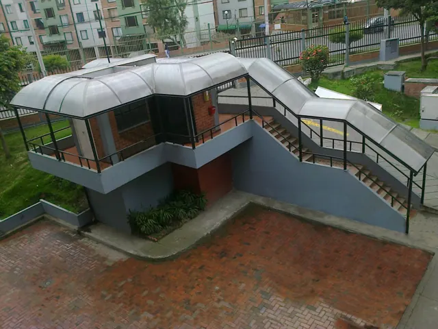 Domos curvos en policarbonato sobre terraza — Bogotá