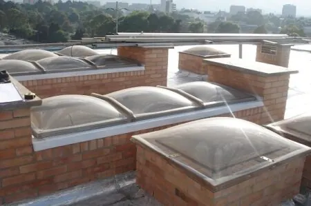 Domos en policarbonato sobre cubierta en ladrillo — Bogotá