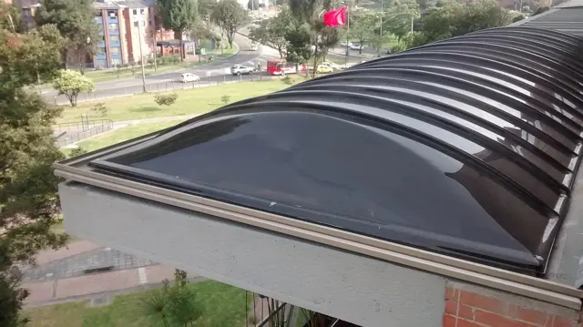 Domo curvo en policarbonato bronce sobre edificio — Bogotá
