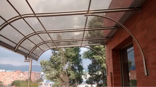 Marquesina curva en policarbonato con perfiles en acero — Bogotá