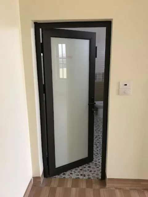 Puerta en vidrio templado con marco negro — Bogotá