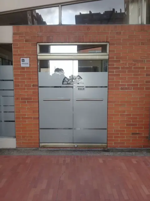 Ventanería en vidrio y aluminio con puerta de acceso — Bogotá