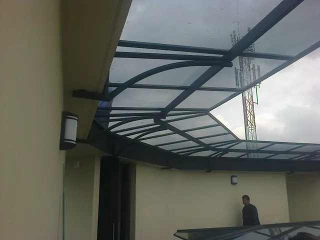 Estructura de marquesina en acero sobre terraza — Bogotá