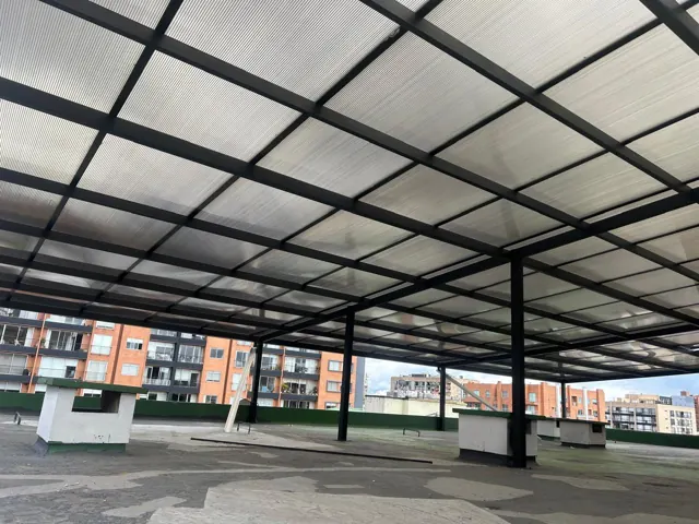 Cubierta en policarbonato sobre terraza amplia — Bogotá