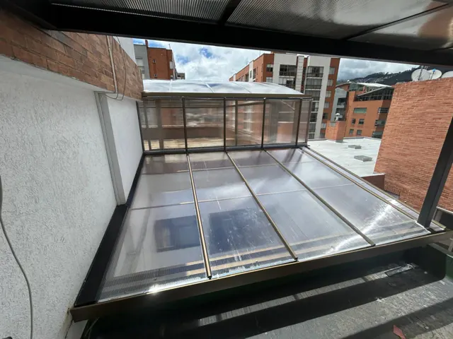Cubierta en policarbonato sobre terraza en ladrillo — Bogotá
