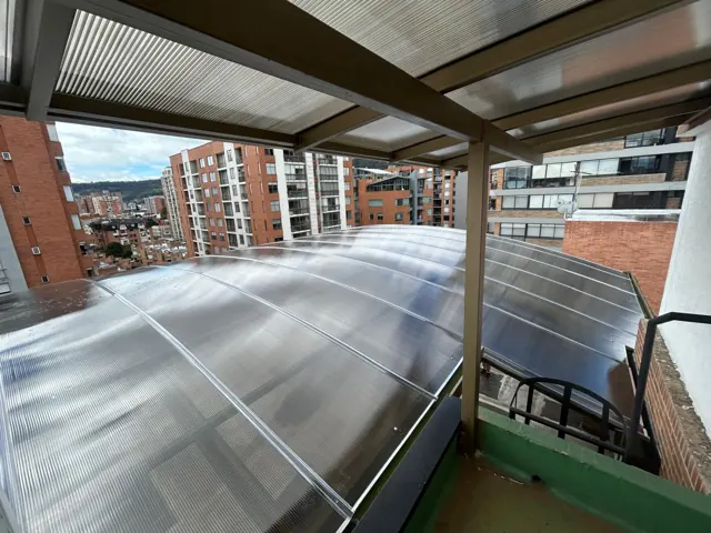 Marquesina en policarbonato sobre terraza — Bogotá