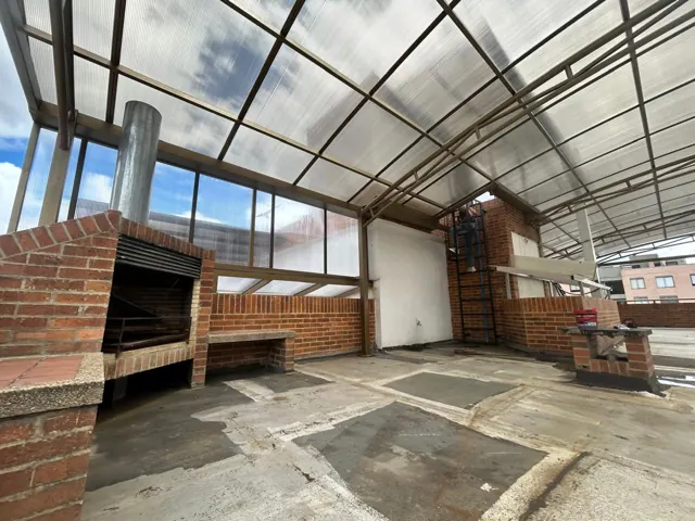 Marquesina en policarbonato sobre terraza con asador — Bogotá