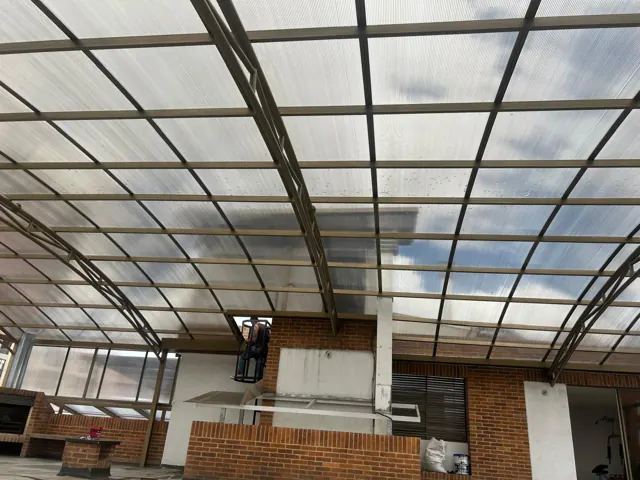 Cubierta en policarbonato con estructura en acero — Bogotá