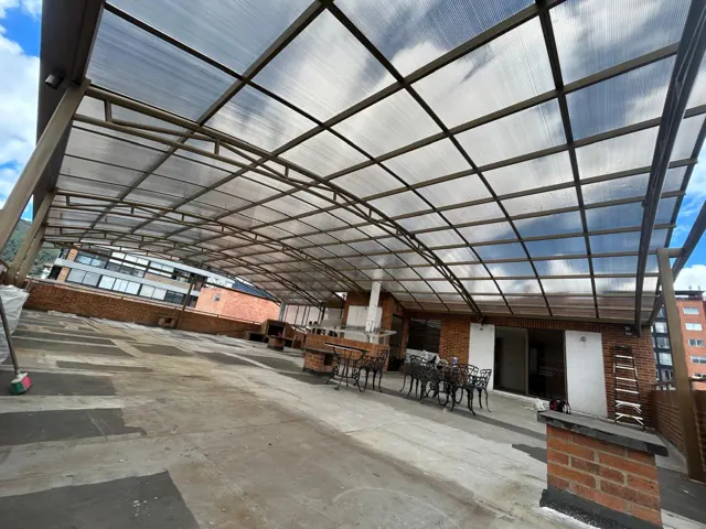 Cubierta en policarbonato en terraza amplia — Bogotá