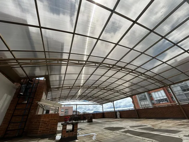 Cubierta en policarbonato sobre terraza en ladrillo — Bogotá