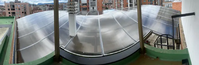 Domo curvo en policarbonato sobre cubierta — Bogotá